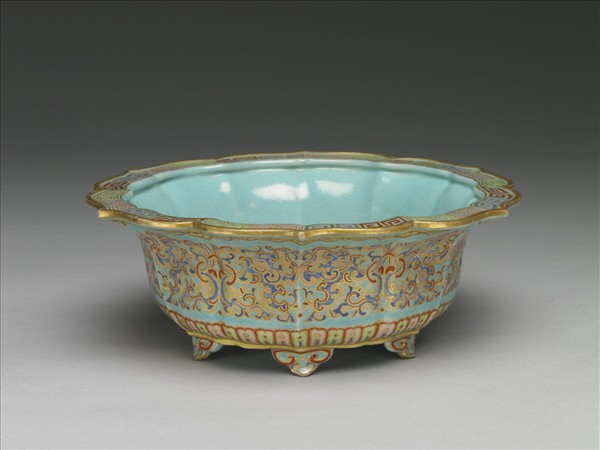 粉彩描金雲龍紋葵式盆