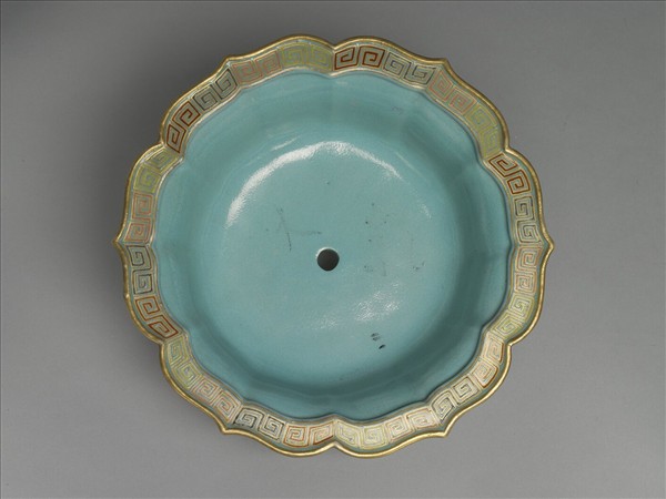 粉彩描金雲龍紋葵式盆