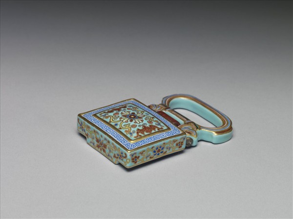 粉彩番蓮紋描金帶板