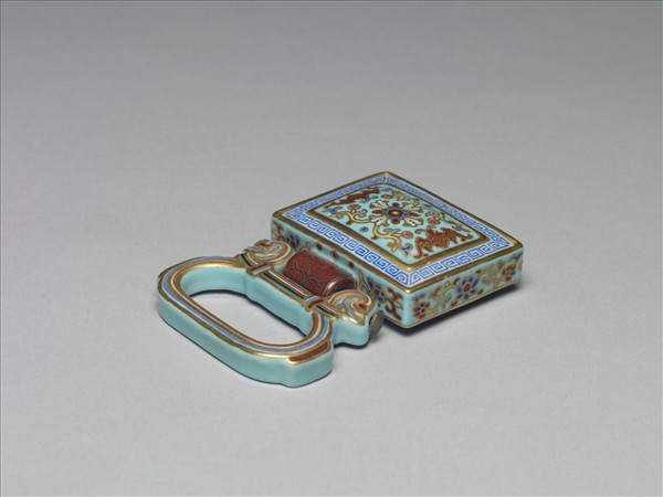 粉彩番蓮紋描金帶板