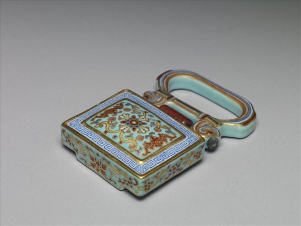 粉彩番蓮紋描金帶板