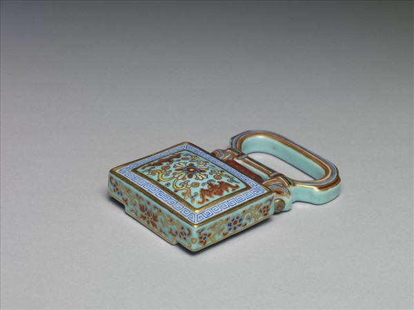 粉彩番蓮紋描金帶板