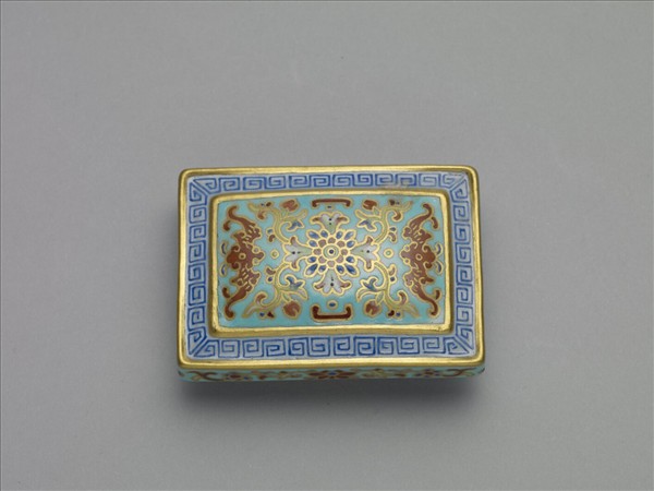 粉彩番蓮紋描金帶扣