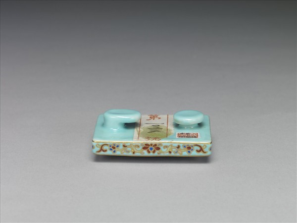 粉彩番蓮紋描金帶扣