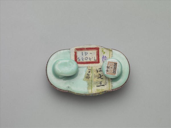 粉彩番蓮紋描金帶扣