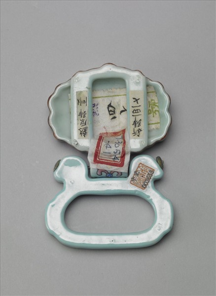 粉彩如意雲紋描金帶板