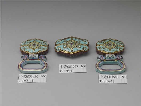 粉彩描金如意雲紋帶扣