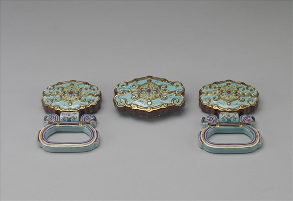 粉彩描金如意雲紋帶扣