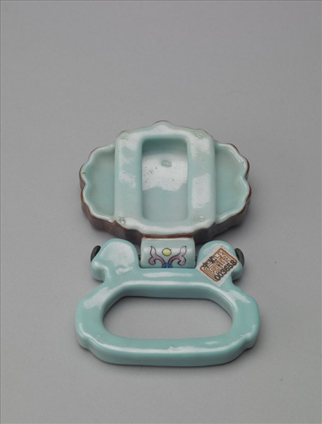 粉彩描金如意雲紋帶板