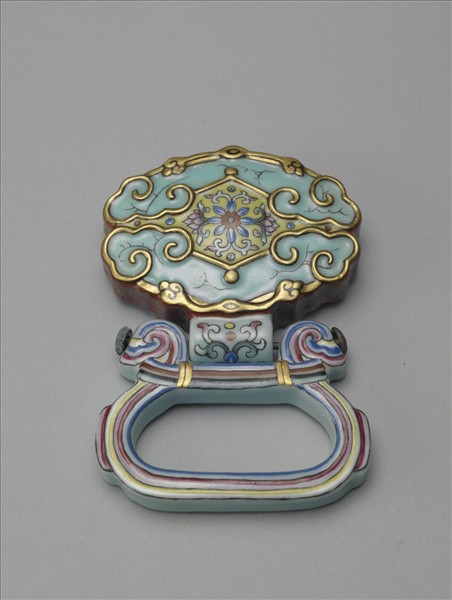 粉彩如意雲紋描金帶板