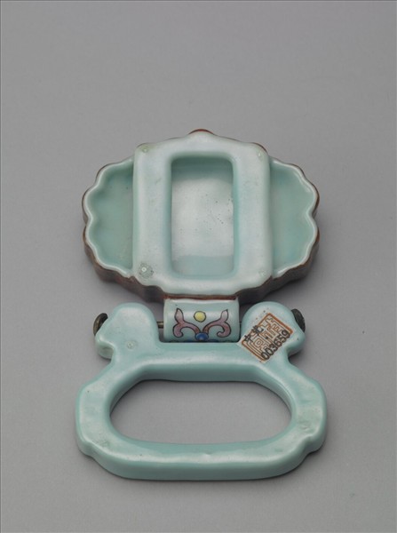 粉彩如意雲紋描金帶板