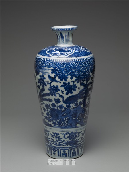 青花孔雀牡丹紋梅瓶