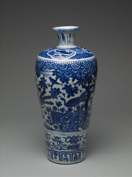 青花孔雀牡丹紋梅瓶