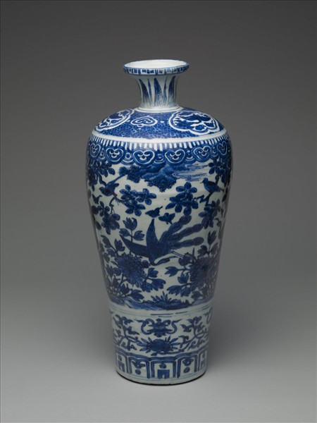青花孔雀牡丹紋梅瓶