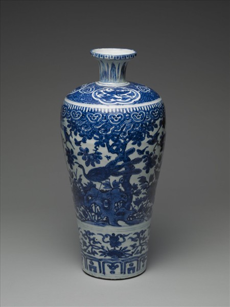 青花孔雀牡丹紋梅瓶
