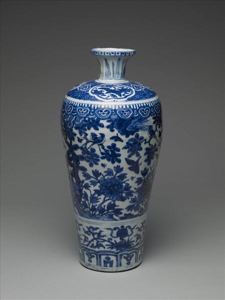 青花孔雀牡丹紋梅瓶