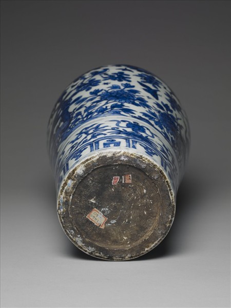 青花孔雀牡丹紋梅瓶