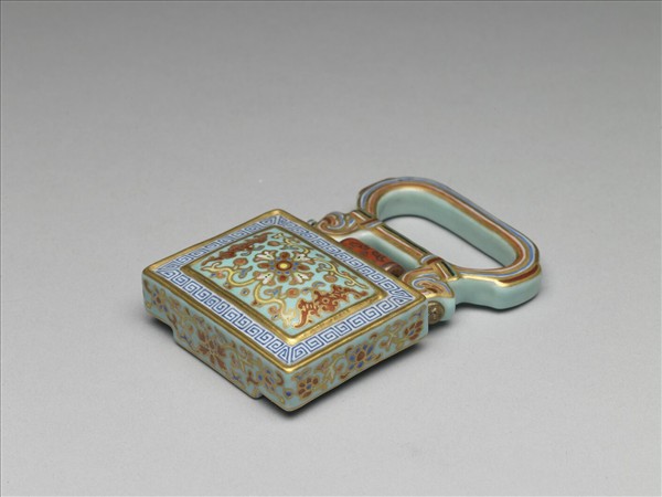 粉彩番蓮紋描金帶板