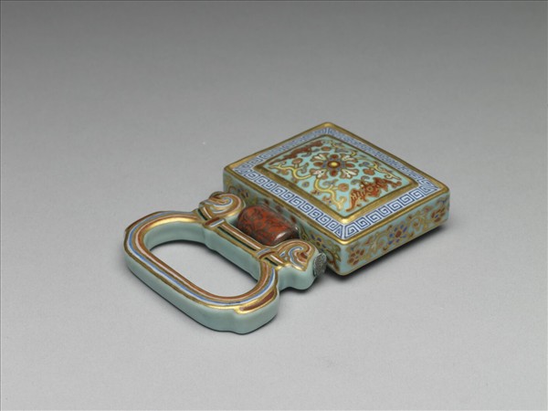 粉彩番蓮紋描金帶板