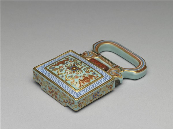 粉彩番蓮紋描金帶板