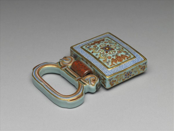 粉彩番蓮紋描金帶板