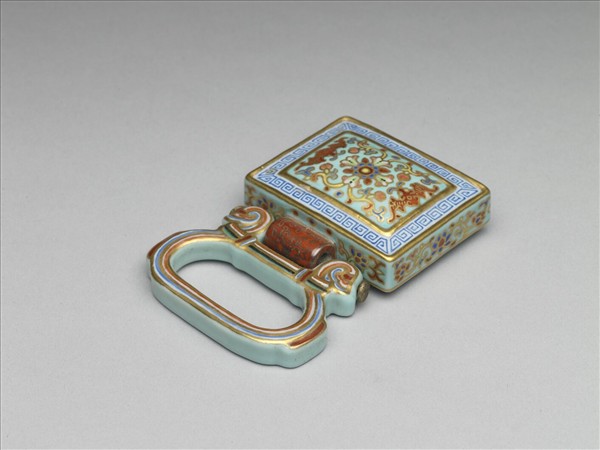 粉彩番蓮紋描金帶板