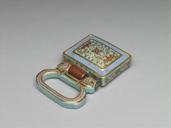 粉彩番蓮紋描金帶板