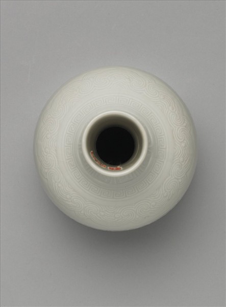 白釉暗花瓶