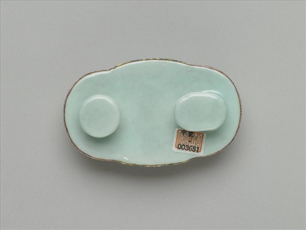 粉彩番蓮紋描金帶扣