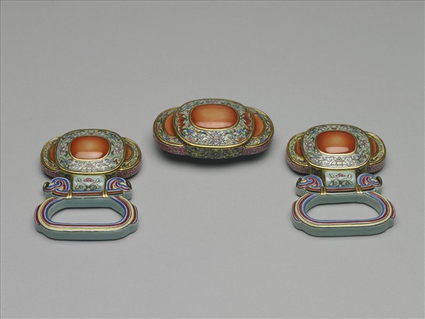 粉彩番蓮紋描金帶扣