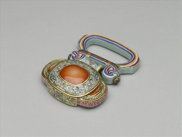 粉彩番蓮紋描金帶板