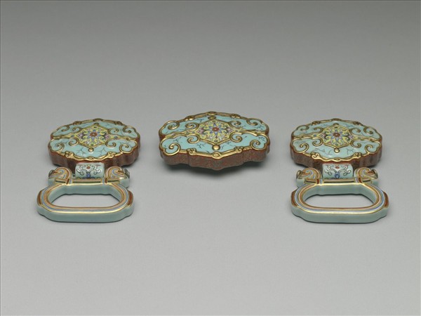 粉彩松石色描金帶板