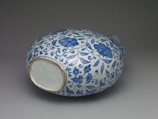 青花纏枝花卉紋雙耳扁壺