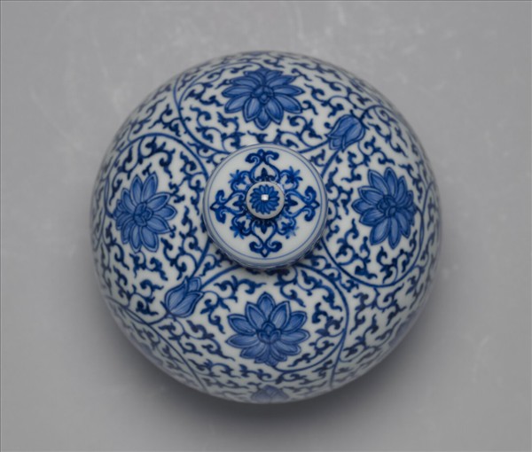 青花纏枝花卉紋蓋罐