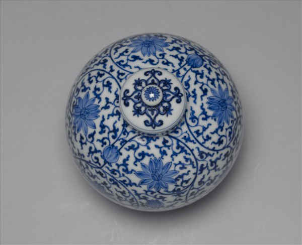 青花纏枝花卉紋蓋罐