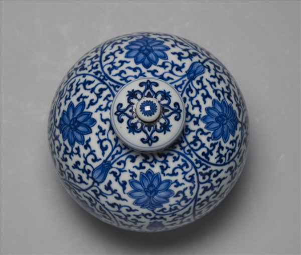 青花纏枝花卉紋蓋罐