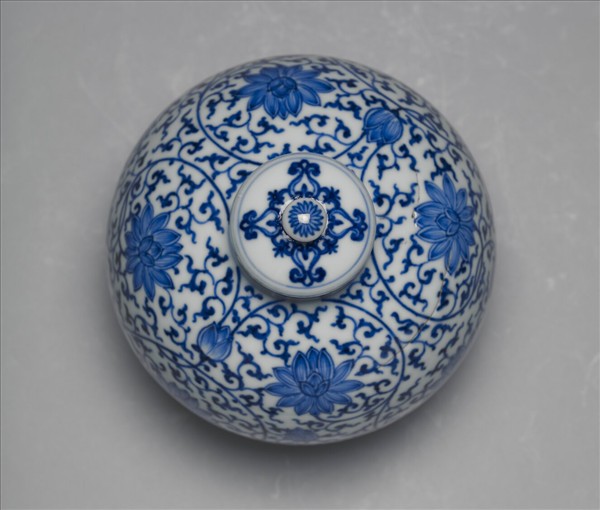 青花纏枝花卉紋蓋罐