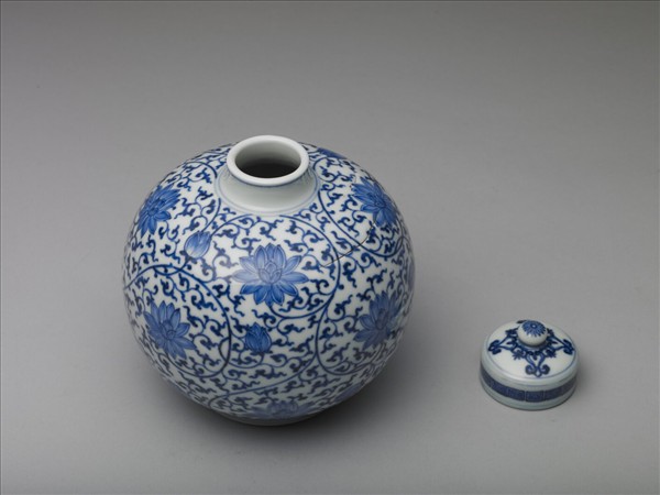 青花纏枝花卉紋蓋罐