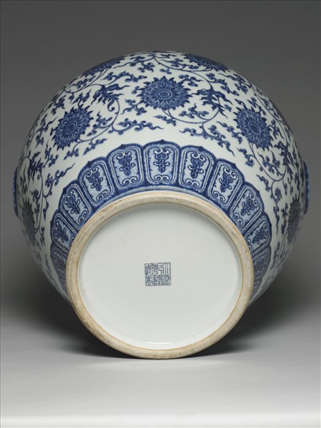 青花八寶番蓮紋罐