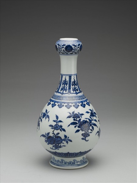 青花折枝花果紋蒜頭瓶