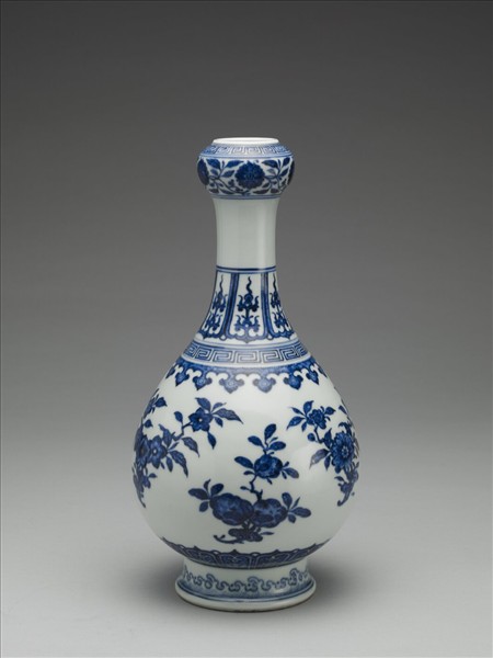 青花折枝花果紋蒜頭瓶