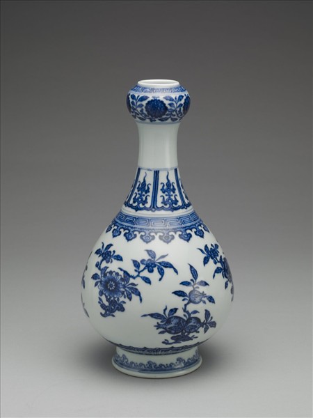 青花折枝花果紋蒜頭瓶