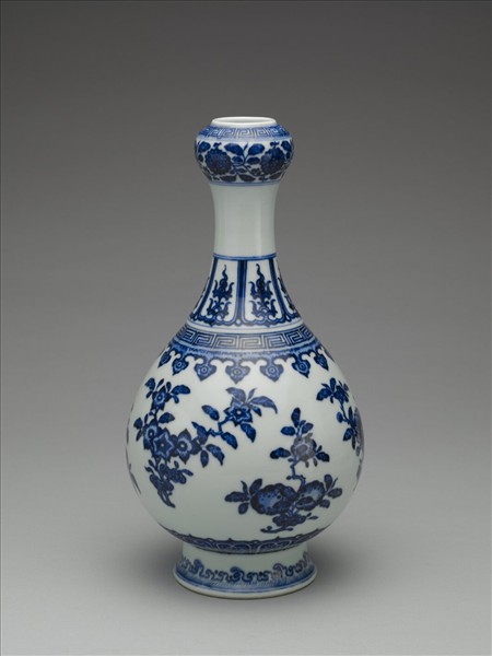 青花折枝花果紋蒜頭瓶