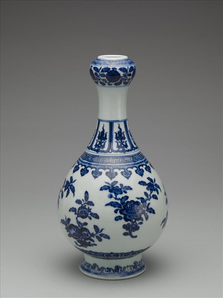 青花折枝花果紋蒜頭瓶