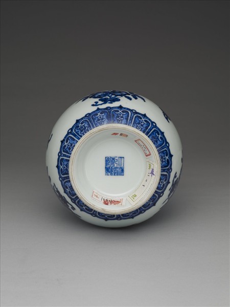 青花折枝花果紋蒜頭瓶