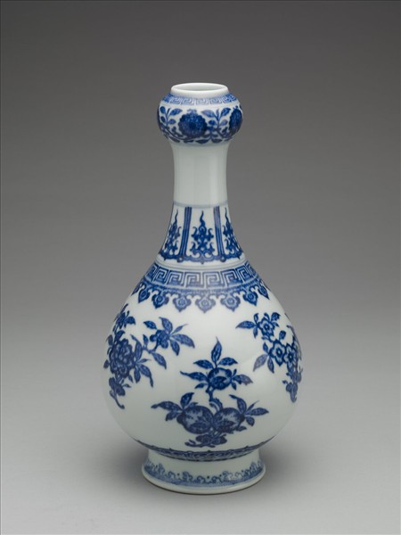 青花折枝花果紋蒜頭瓶
