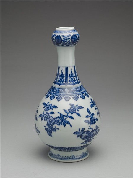 青花折枝花果紋蒜頭瓶