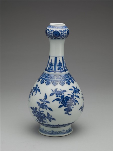 青花折枝花果紋蒜頭瓶