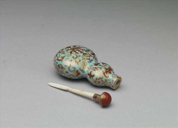 粉彩湖綠地纏枝花卉紋葫蘆式鼻煙壺