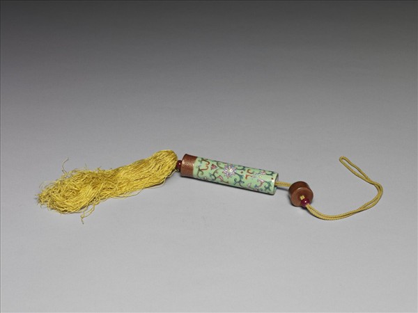 粉彩草綠地纏枝花卉紋牙籤筒